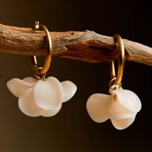 Sezane Flora Hoops in Ecru, with pouch and box